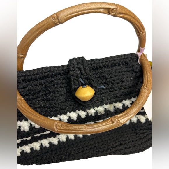 VINTAGE INSPIRED BLACK WHITE CROCHET HANDBAG, WOODEN BUTTON CLOSURE, 2 HANDLES - Picture 2 of 11